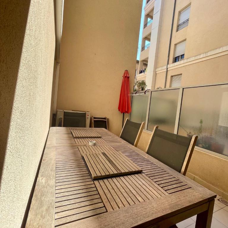 Jolie 3 pièces avec terrasse au vieux port, à 2 pas des plages et du palais. - Appartement 2 Chambres - 7