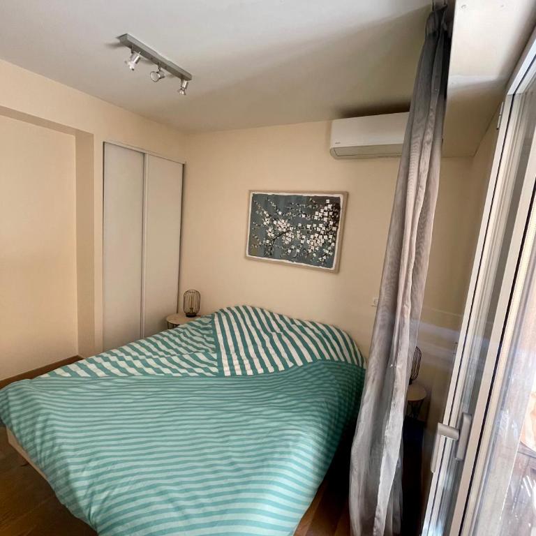 Jolie 3 pièces avec terrasse au vieux port, à 2 pas des plages et du palais. - Appartement 2 Chambres - 10