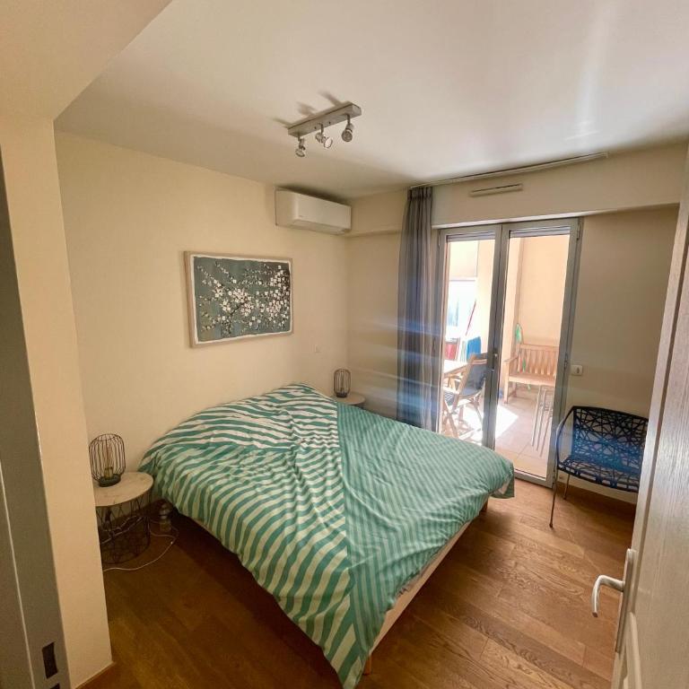 Jolie 3 pièces avec terrasse au vieux port, à 2 pas des plages et du palais. - Appartement 2 Chambres - 9