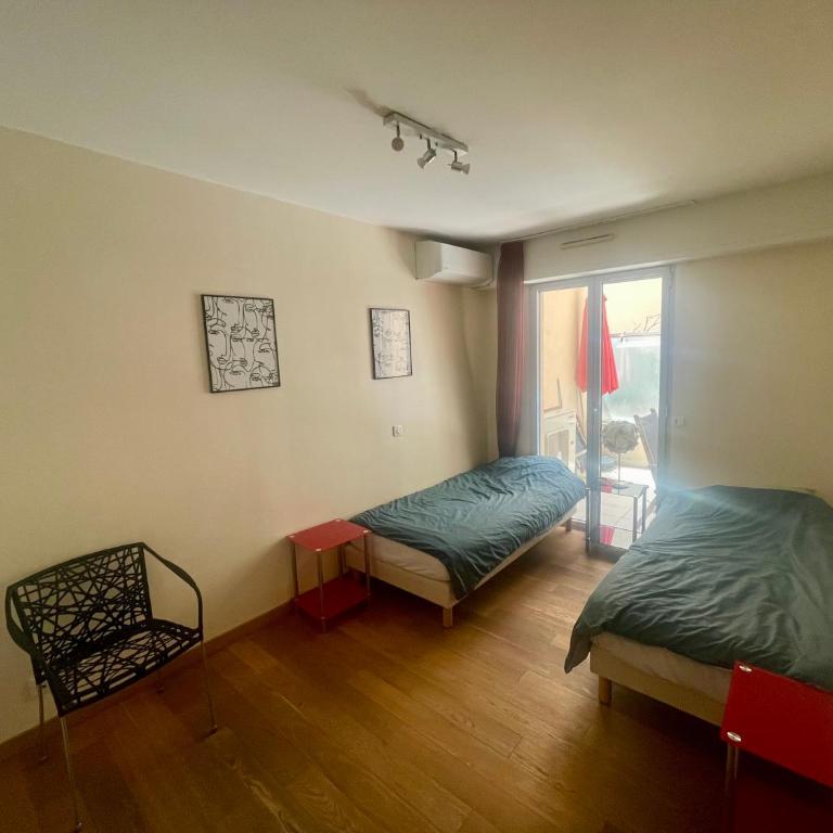 Jolie 3 pièces avec terrasse au vieux port, à 2 pas des plages et du palais. - Appartement 2 Chambres - 11