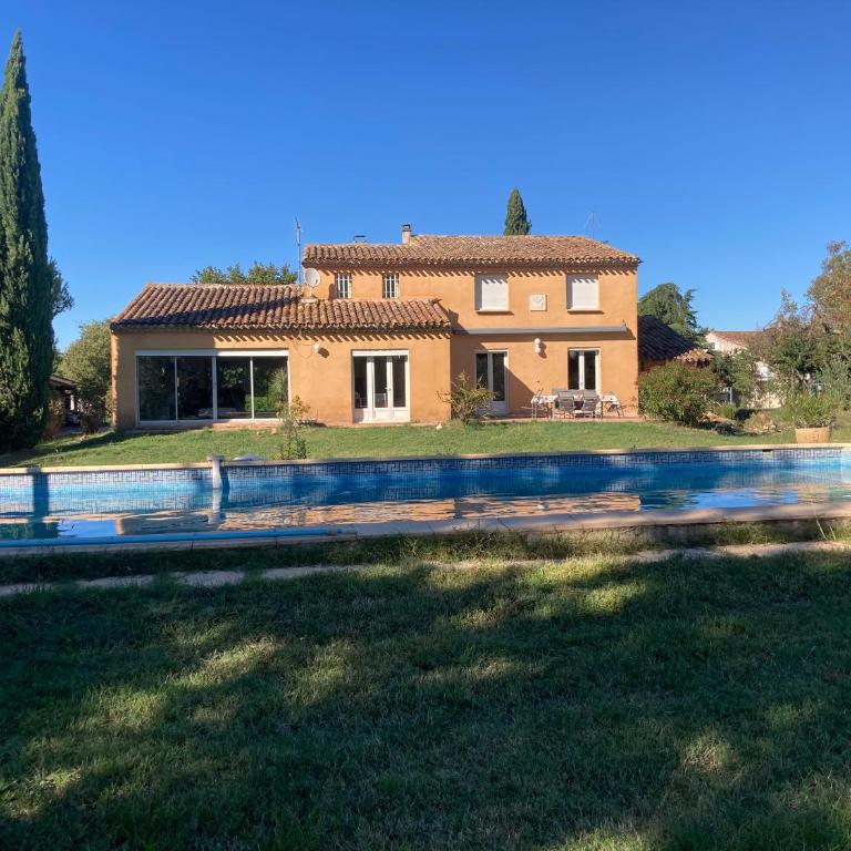 Grande maison avec piscine - Maison 4 Chambres - 45