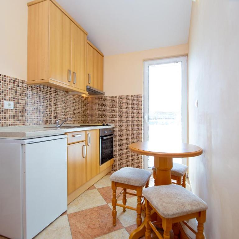 Apartmani Becici - One-Bedroom Apartment - 2