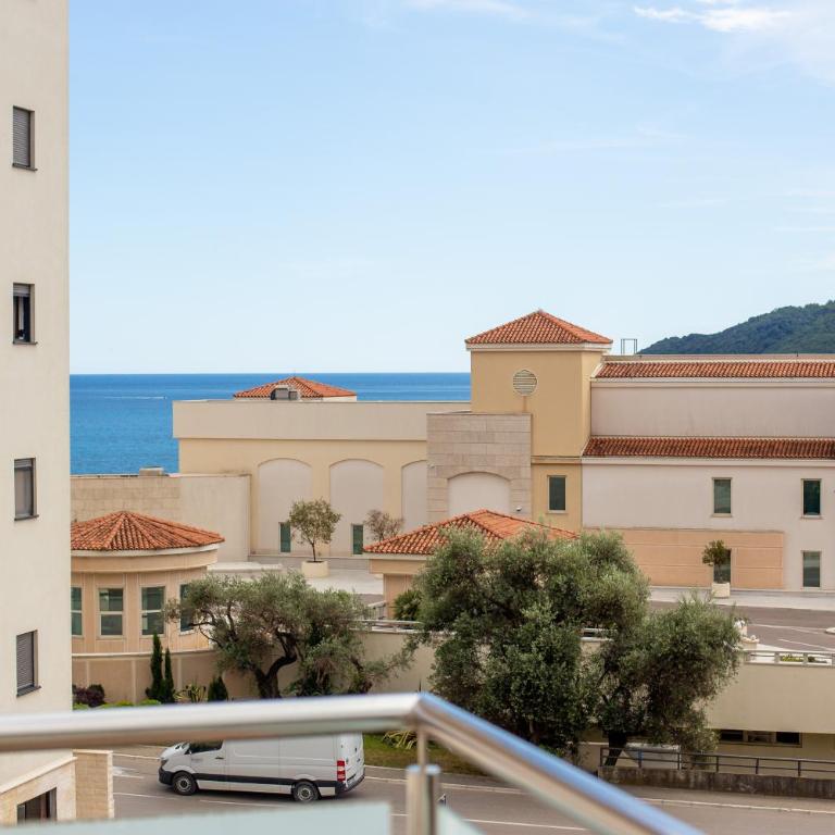 Apartmani Becici - Apartment with Balcony - 6
