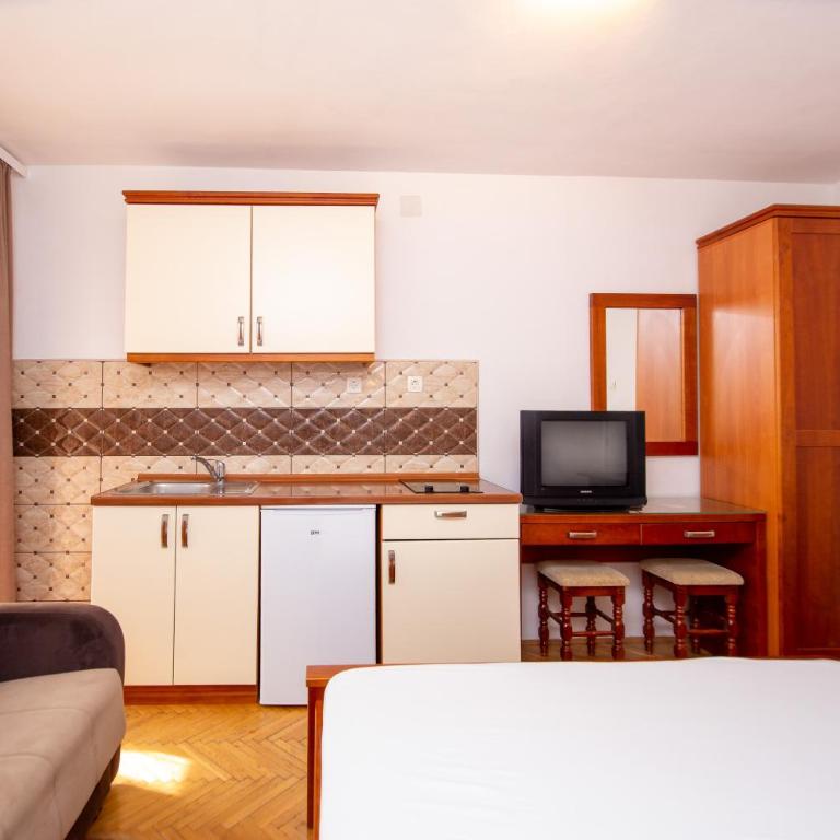 Apartmani Becici - Quadruple Room with Private External Bathroom - 2