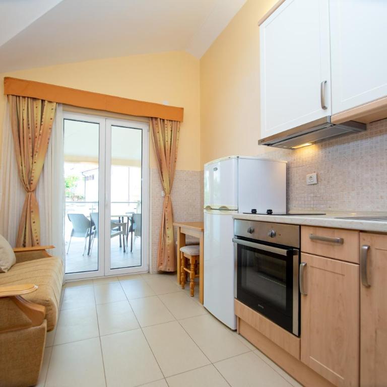 Apartmani Becici - Apartment with Terrace - 6