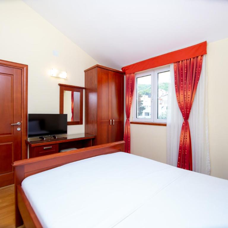 Apartmani Becici - Apartment with Terrace - 4