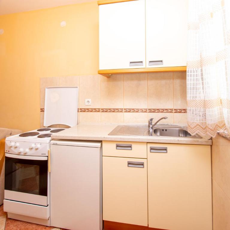 Apartmani Becici - Apartment with Balcony - 9