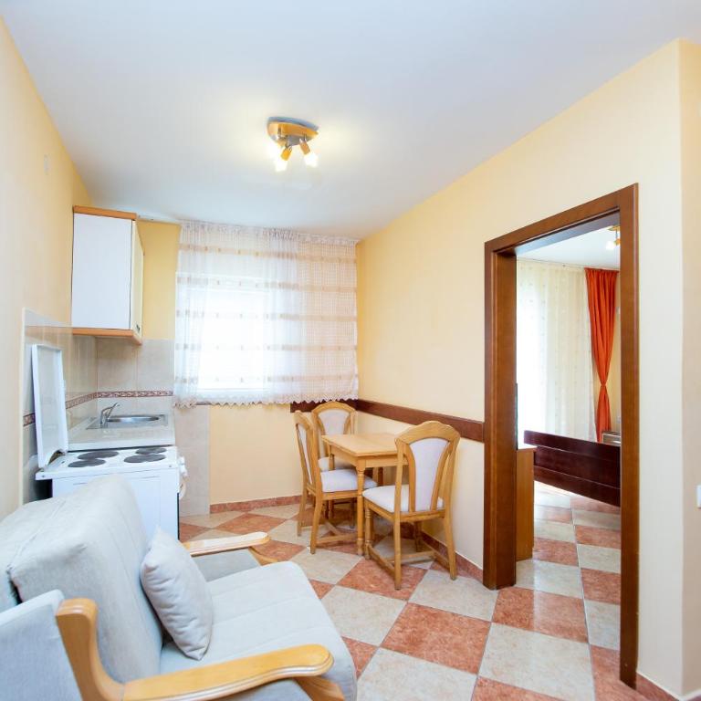 Apartmani Becici - Apartment with Balcony - 7