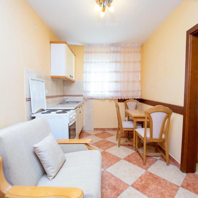 Apartmani Becici - Apartment with Balcony - 10