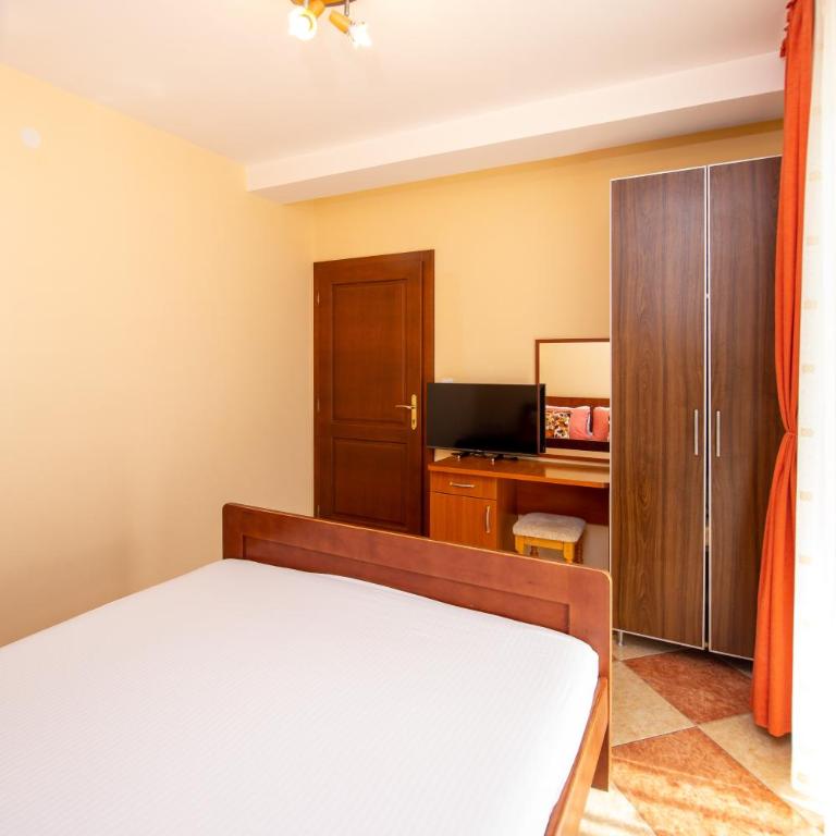 Apartmani Becici - Apartment with Balcony - 12