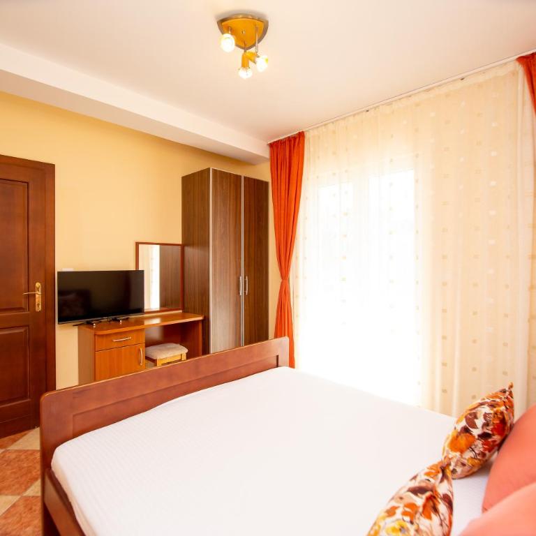 Apartmani Becici - Apartment with Balcony - 11