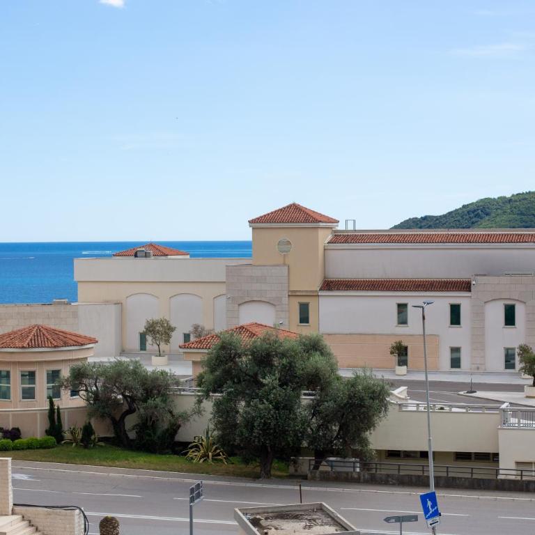 Apartmani Becici - Apartment with Balcony - 4