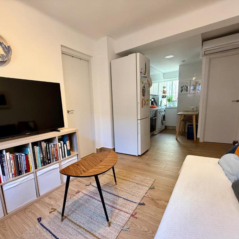 Fee4Me Bright and Central Flat - Two-Bedroom Apartment - 3