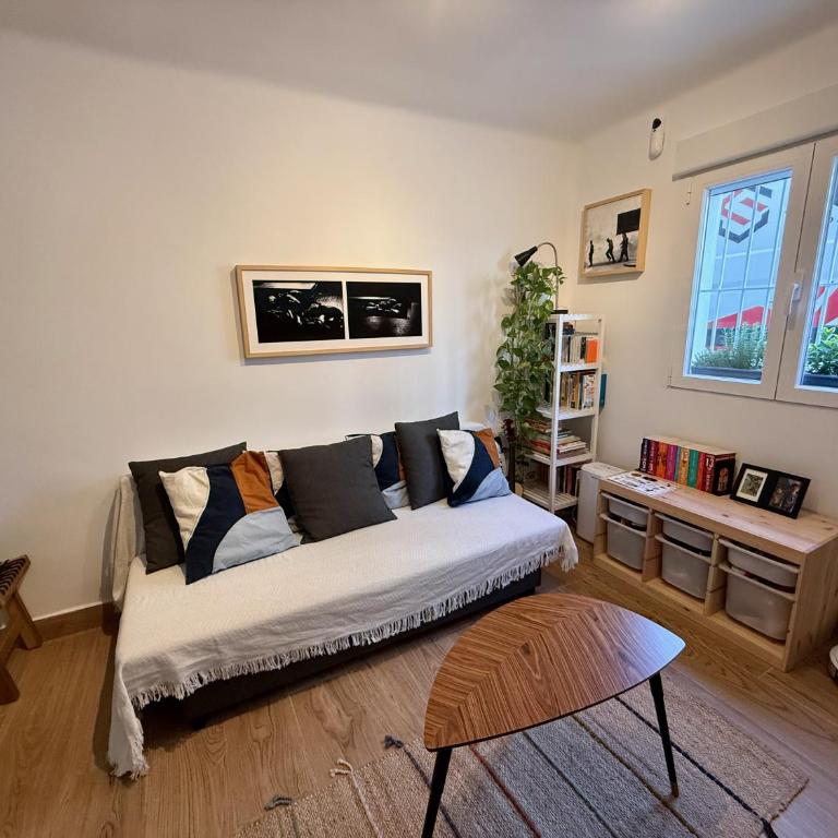 Fee4Me Bright and Central Flat - Two-Bedroom Apartment - 1