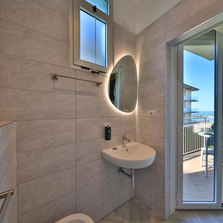 Art Hotel La Perla - Camera Matrimoniale Deluxe con Vista Mare Laterale - 4