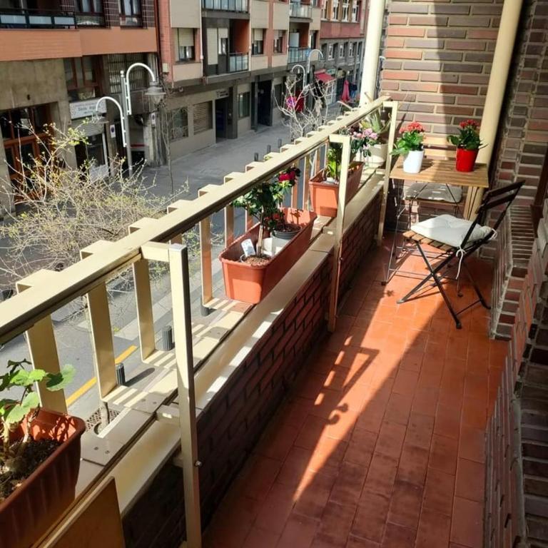 Amplio piso en el centro de Bilbao - Four-Bedroom Apartment with Balcony - 1