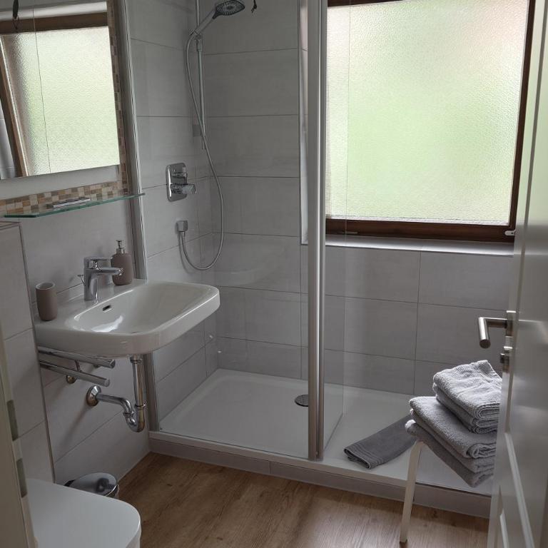 Hindelang Hideaway, Newly Renovated, Southern Balconies, Central Location - Apartment mit 1 Schlafzimmer, Balkon und Bergblick - 3