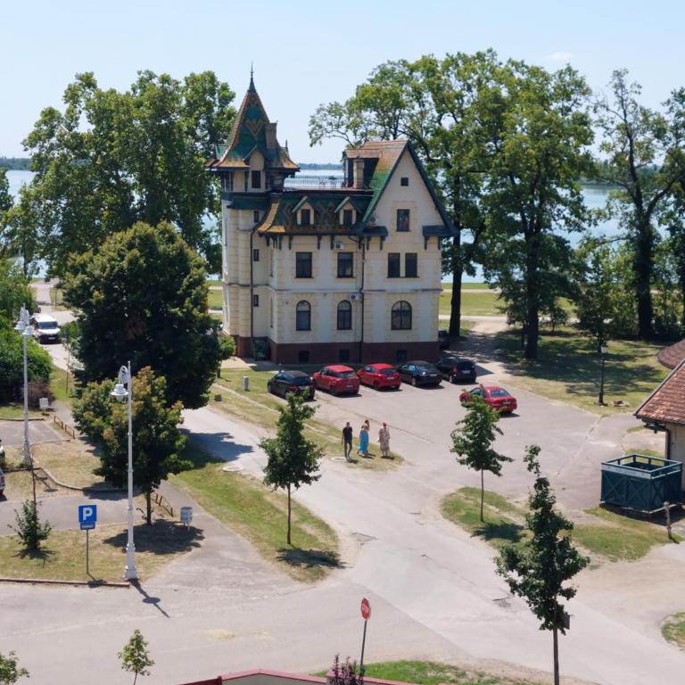 Pink Elephant - One-Bedroom Apartment - 12