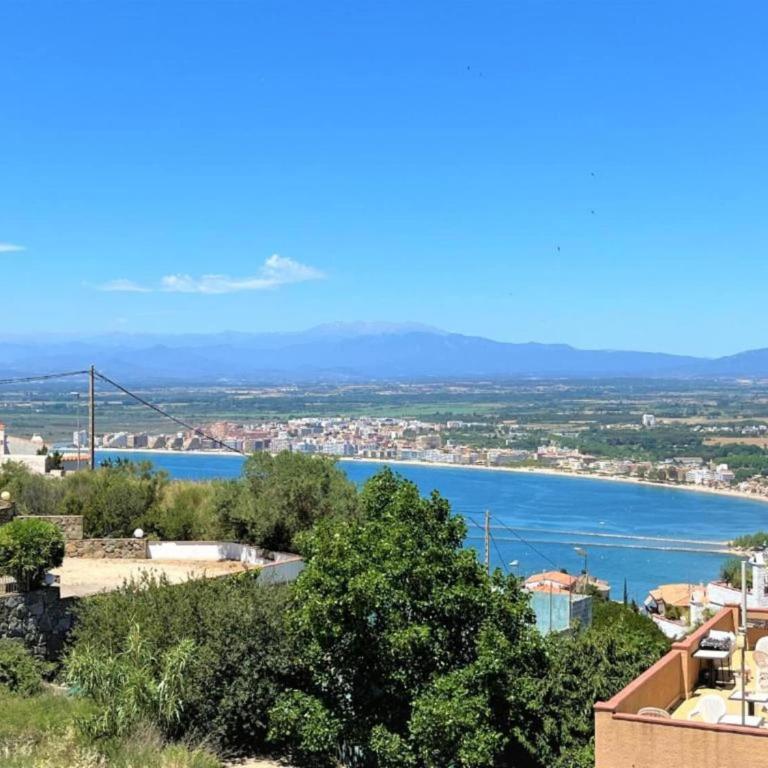 Apartment in Roses on the Beachfront - Two-Bedroom Apartment - 32