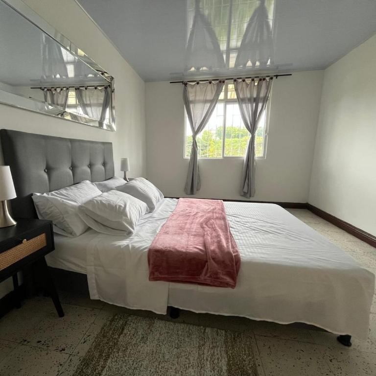 ACOGEDOR APARTAMENTO DISPONIBLE eN CALARCA QUINDIO EXCELENTE UBICACION EN CONJUNTO CERRADO 2 HABITACIONES PARKING BIEN EQUIPADO - Two-Bedroom Apartment - 1