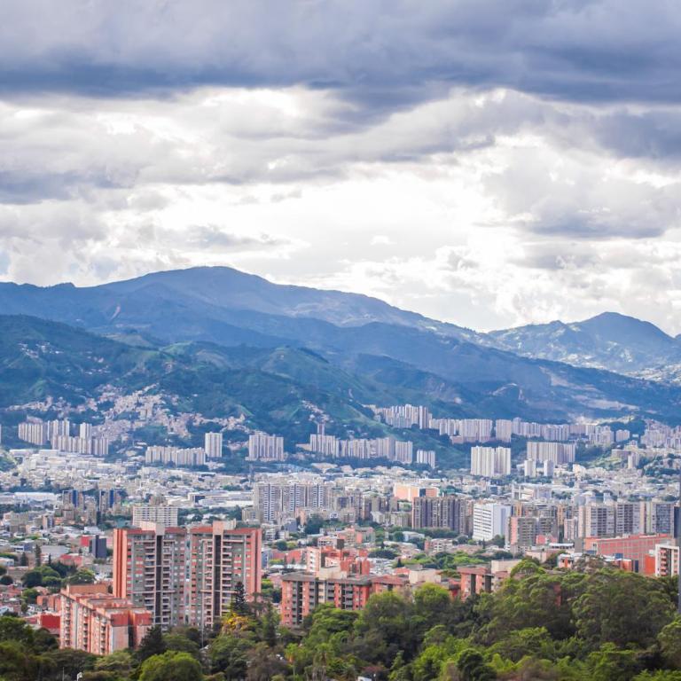 Altura y Confort en Envigado - Three-Bedroom Apartment - 17
