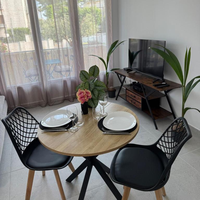 Beautiful 2 bedroom, quiet, beachfront - One-Bedroom Apartment - 10