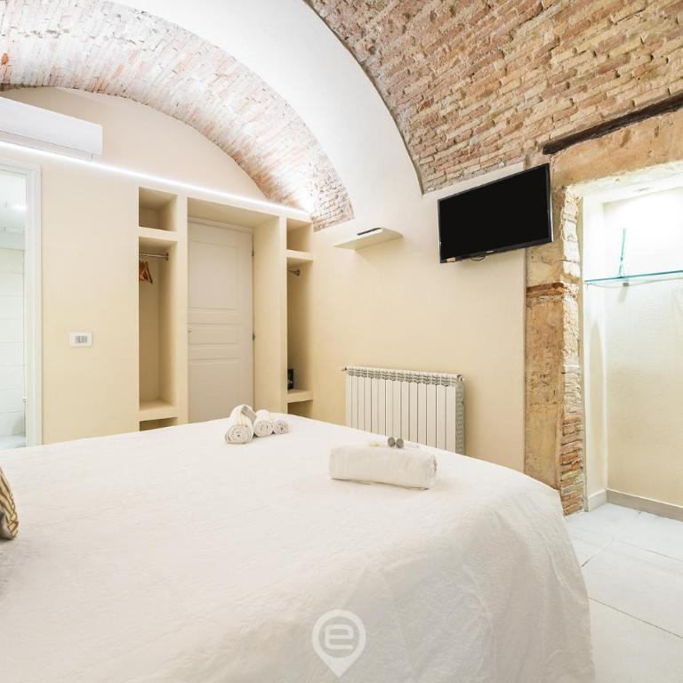 Amo Castle Rooms - Double Room with Private Bathroom - 3