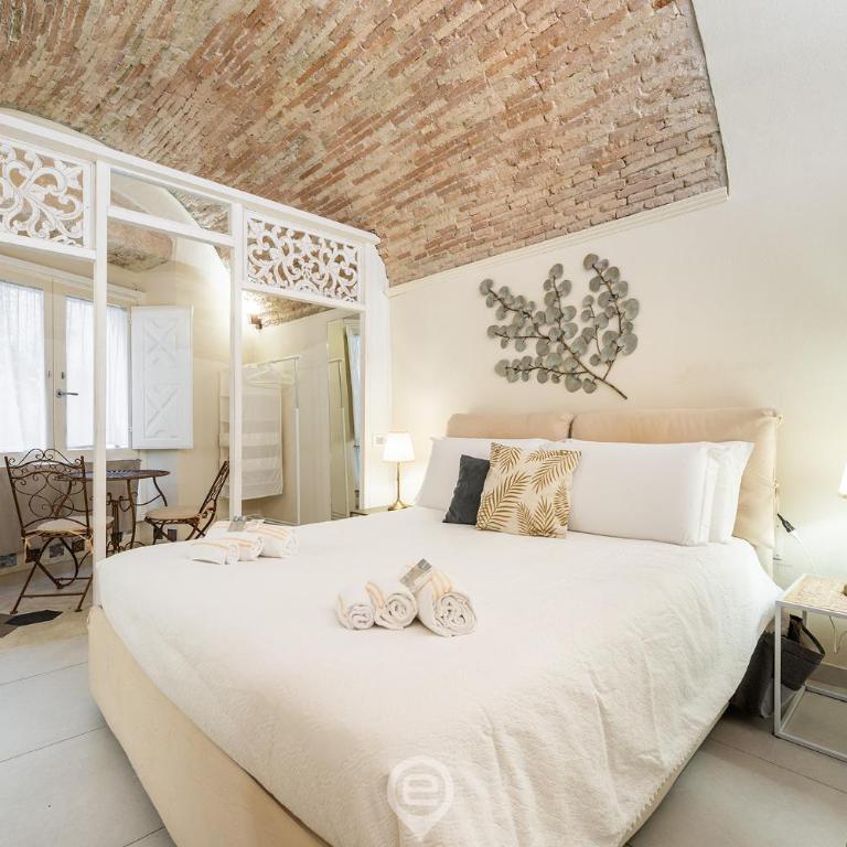 Amo Castle Rooms - Double Room with Private Bathroom - 1