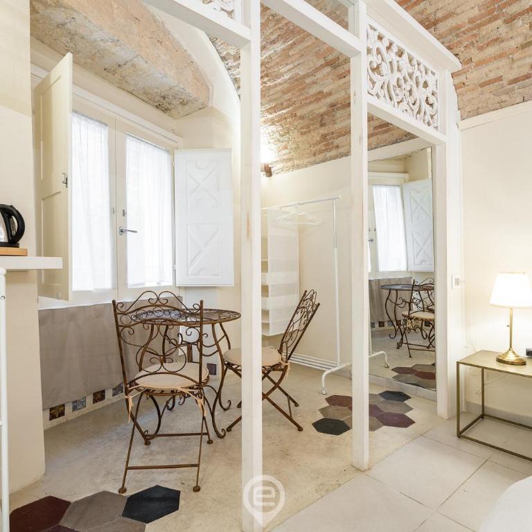 Amo Castle Rooms - Double Room with Private Bathroom - 2