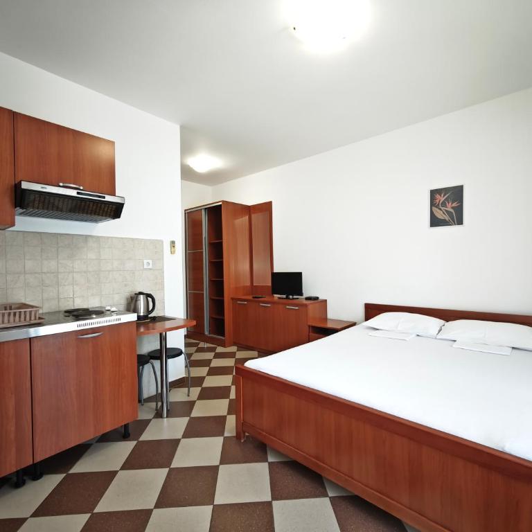 Guest House Anika - Double Room with Balcony - 1