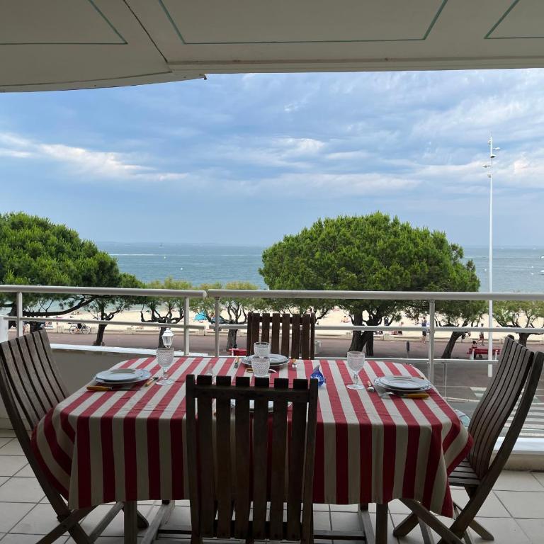 Appartement T3 Central à Arcachon avec Vue Mer, Terrasse, Wifi et Parking - FR-1-374-52 - Apartment (4 Adults) - 1