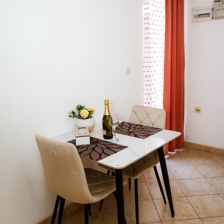 Guest House Ivana - Studio with Balcony and Mountain View (2 Adults) - 3