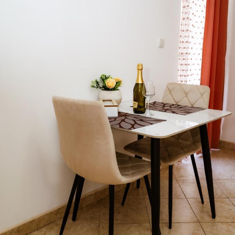 Guest House Ivana - Studio with Balcony and Mountain View (2 Adults) - 10