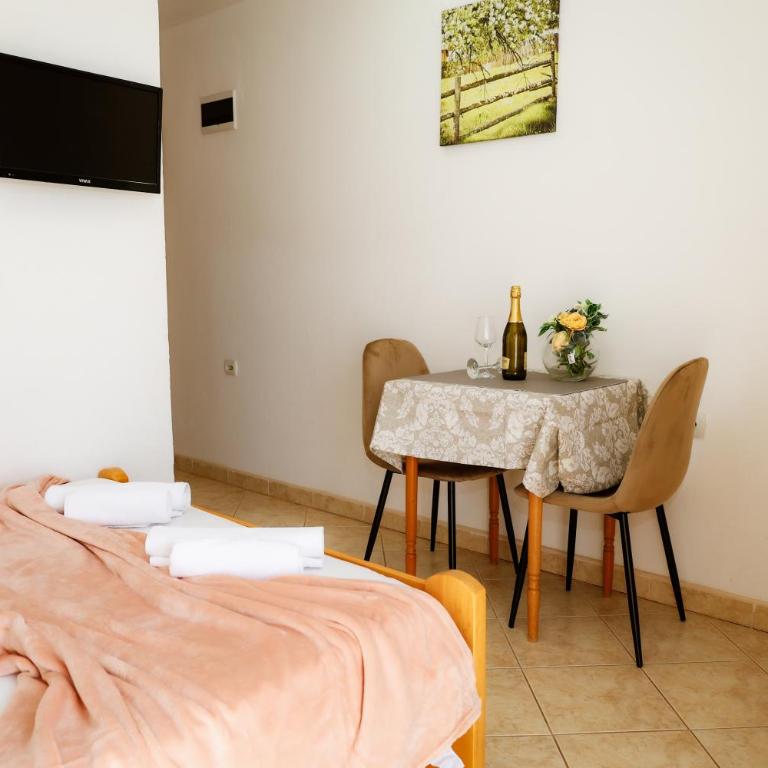 Guest House Ivana - Studio with Balcony and Sea View (2 Adults) - 12