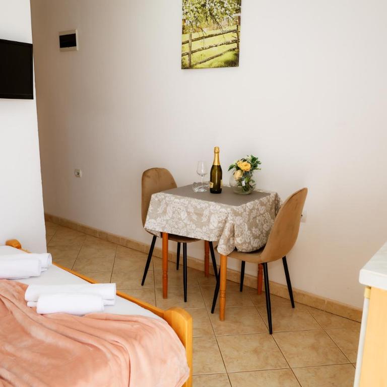 Guest House Ivana - Studio with Balcony and Sea View (2 Adults) - 18