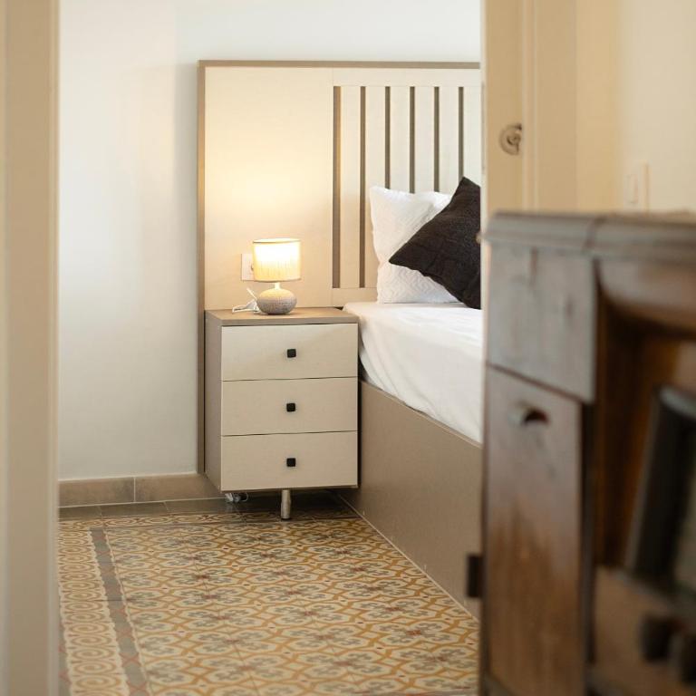 Catalan Charm 3BR w 15 Baths - Apartment - 15