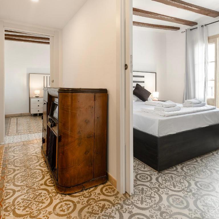 Catalan Charm 3BR w 15 Baths - Apartment - 13