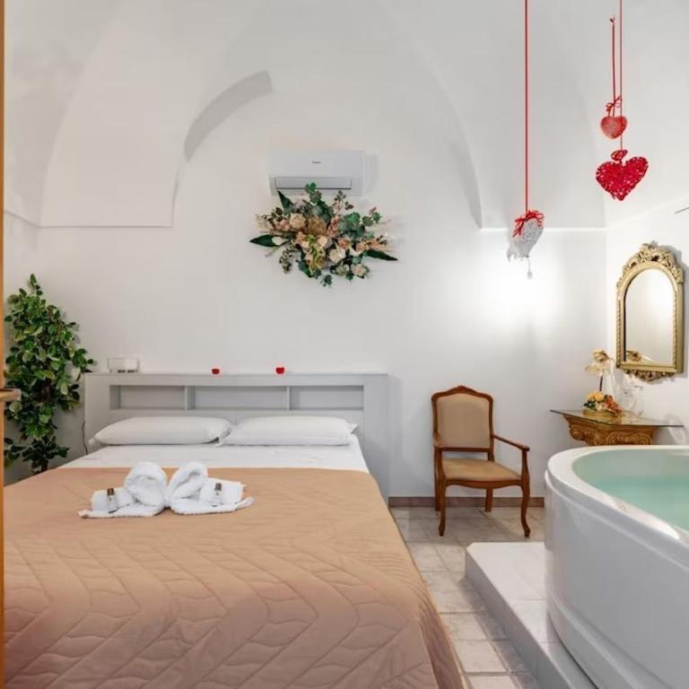 Relax 2 Cuori, Suite with Jacuzzi in Ostuni Historic Center - Deluxe Suite with Spa Bath - 2
