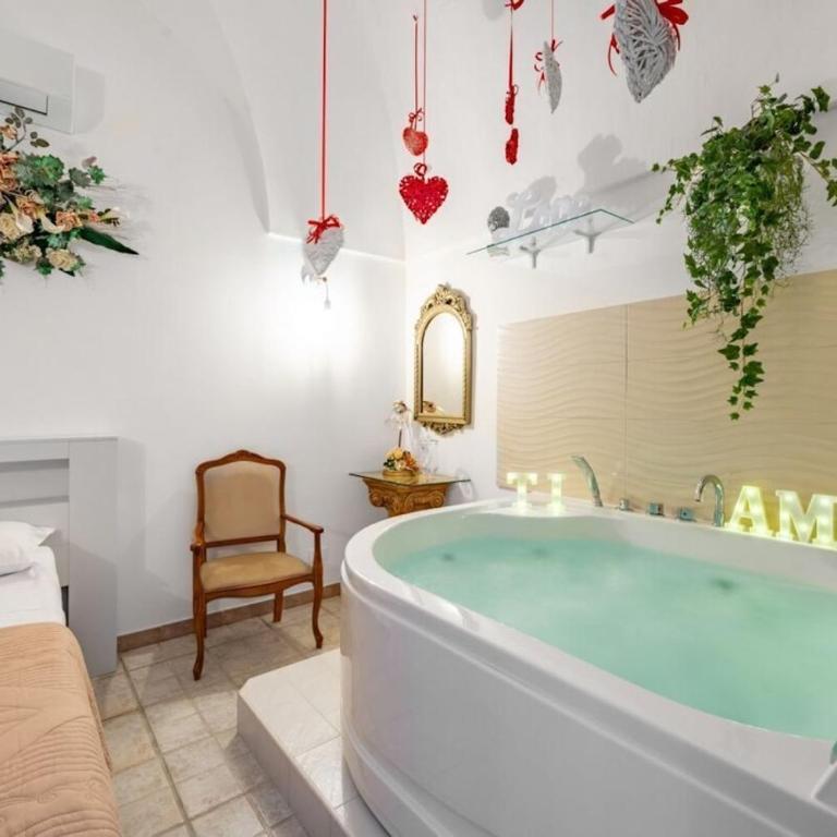 Relax 2 Cuori, Suite with Jacuzzi in Ostuni Historic Center - Deluxe Suite with Spa Bath - 4