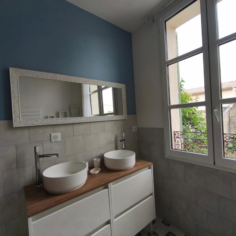 VILLA ADOYA Chambre d'hôtes Aigues-Mortes intra muros au calme climatisation réversible PISCINE WIFI ascenseur PARKING gratuit - Chambre Double - Vue sur Piscine - 9