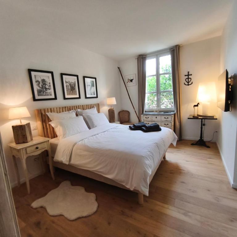 VILLA ADOYA Chambre d'hôtes Aigues-Mortes intra muros au calme climatisation réversible PISCINE WIFI ascenseur PARKING gratuit - Chambre Double - Vue sur Piscine - 1