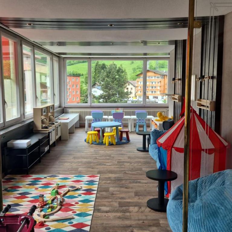 Grichting Hotel & Serviced Apartments - Zimmer mit Kingsize-Bett und Bergblick - 9