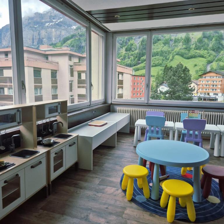 Grichting Hotel & Serviced Apartments - Zimmer mit Kingsize-Bett und Bergblick - 10