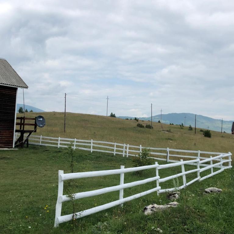 brown bear lodge - Three-Bedroom House - 7