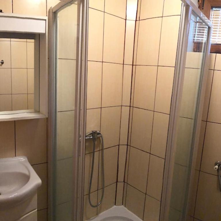 brown bear lodge - Three-Bedroom House - 11