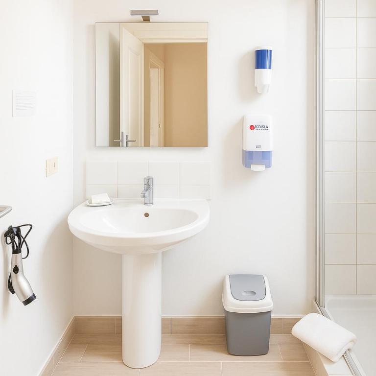 Roma Talenti Breme B&B - Camera Tripla con Bagno Privato Esterno - 21
