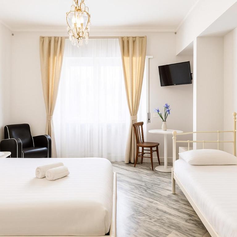 Roma Talenti Breme B&B - Camera Tripla con Bagno Privato Esterno - 17