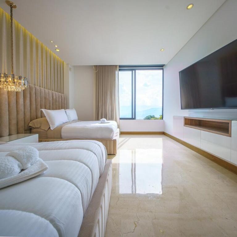 Luxury Mansion 8 Bed, Heated Pool, Jacuzzi & Gym - Villa - 14