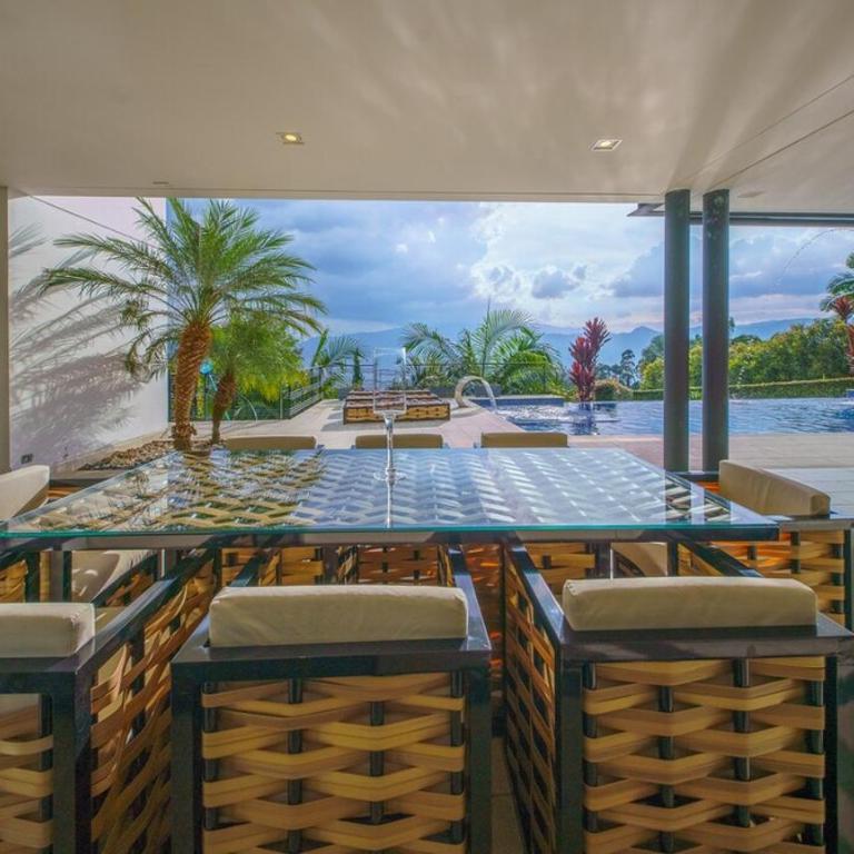 Luxury Mansion 8 Bed, Heated Pool, Jacuzzi & Gym - Villa - 15
