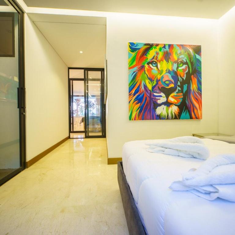 Luxury Mansion 8 Bed, Heated Pool, Jacuzzi & Gym - Villa - 16